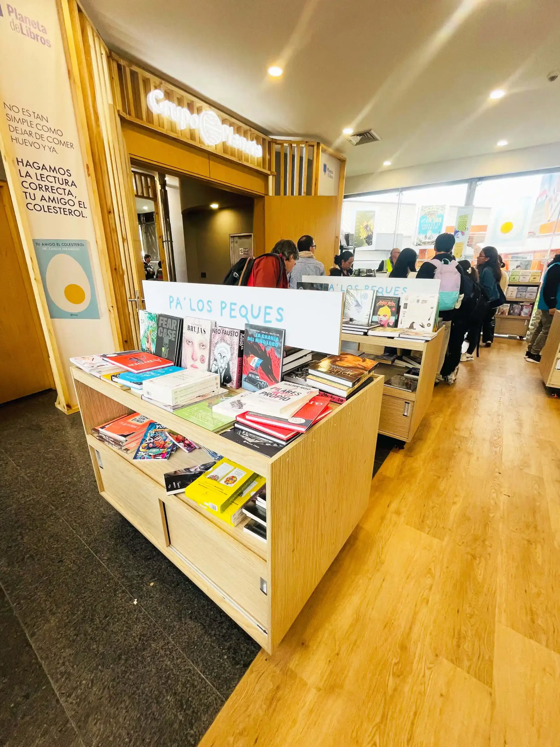 Mobiliario stand feria del libro